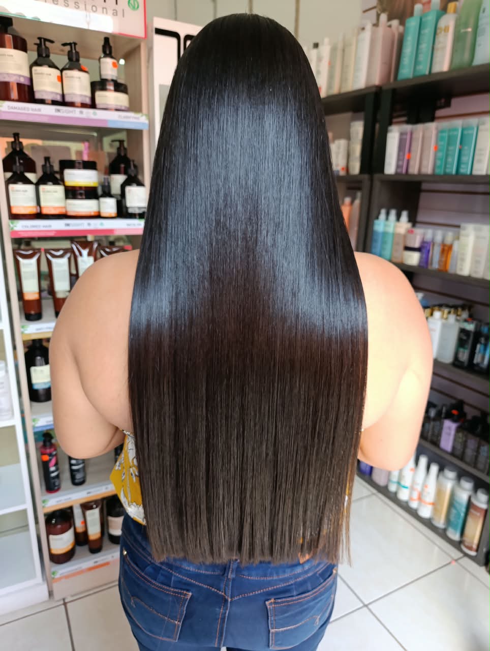 Cabello negro liso con brillo